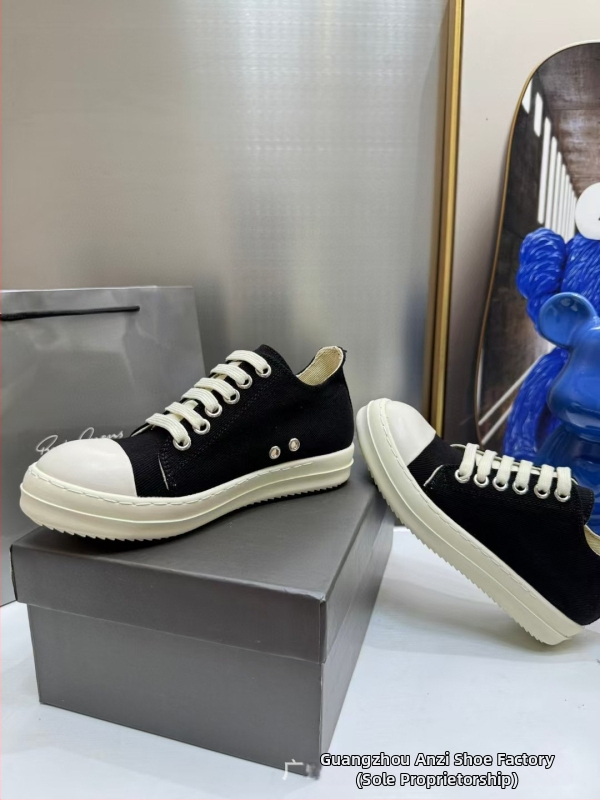 Unisex nahast tossud, madal profiil, paksu kummist tallaga, nööriga kinnituvad