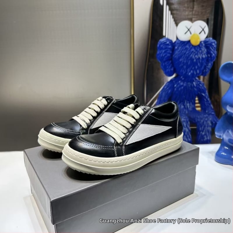 Unisex nahast tossud, madal profiil, paksu kummist tallaga, nööriga kinnituvad