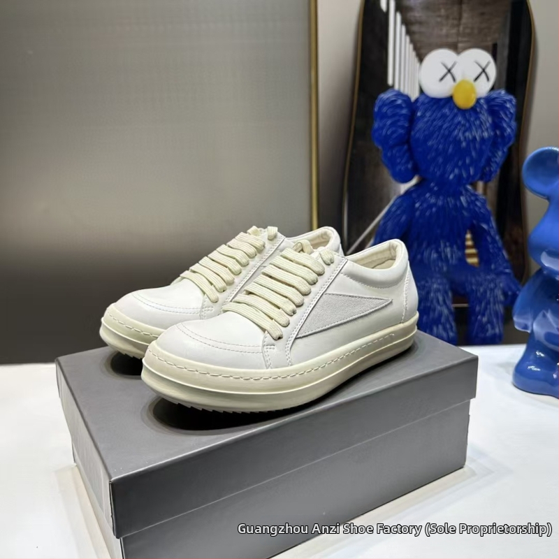 Unisex nahast tossud, madal profiil, paksu kummist tallaga, nööriga kinnituvad