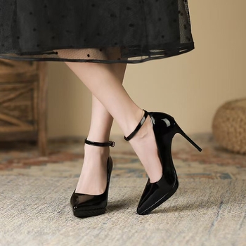 Augstas kurpes ar asas purnu, PU augšdaļa, ārkārtīgi augsts šaurs papēdis, sprādzes siksna