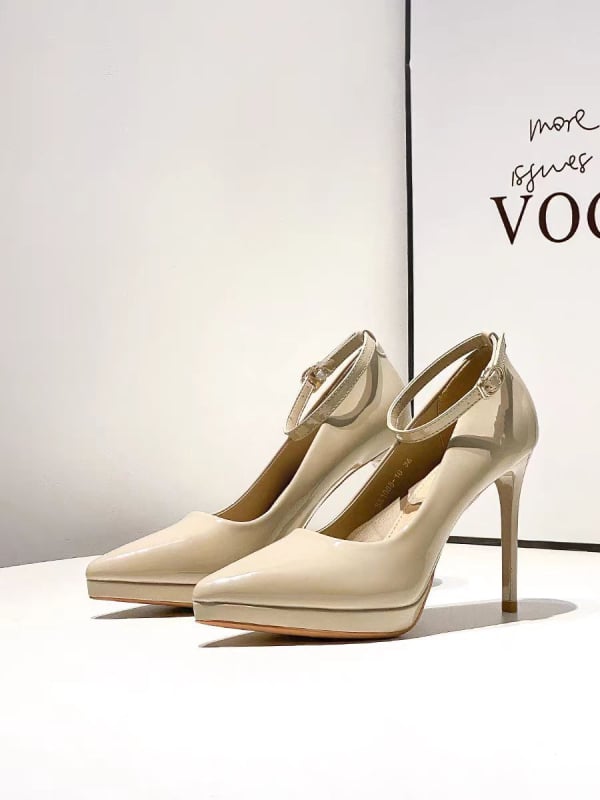 Augstas kurpes ar asas purnu, PU augšdaļa, ārkārtīgi augsts šaurs papēdis, sprādzes siksna