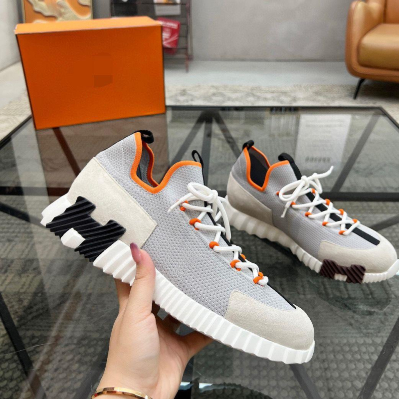 Unisex αθλητικά παπούτσια με επάνω μέρος από συνδυασμό υλικών, διαπνέουσα εσωτερική επένδυση από δίχτυ, λατέξ εσωτερικός πάτος, κλείσιμο με κορδόνια, καουτσούκ σόλα