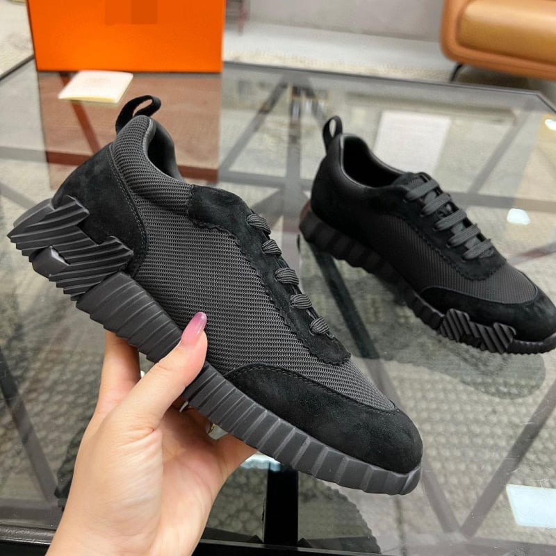 Unisex αθλητικά παπούτσια με επάνω μέρος από συνδυασμό υλικών, διαπνέουσα εσωτερική επένδυση από δίχτυ, λατέξ εσωτερικός πάτος, κλείσιμο με κορδόνια, καουτσούκ σόλα