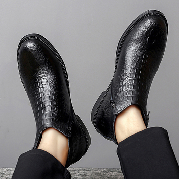 Martin saapad kahekordse veisnahaga ülaosaga, kummist taldaga, ümmargune varvas, keskmise kõrgusega kont 3–5 cm, külg tõmblukk