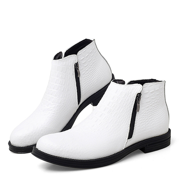 Martin saapad kahekordse veisnahaga ülaosaga, kummist taldaga, ümmargune varvas, keskmise kõrgusega kont 3–5 cm, külg tõmblukk