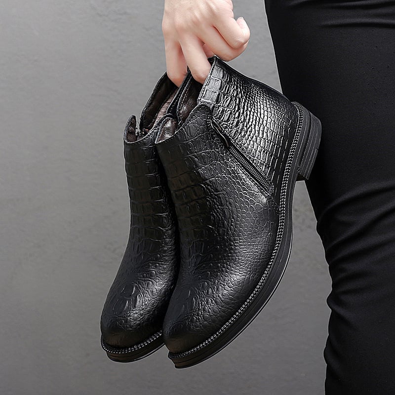 Martin saapad kahekordse veisnahaga ülaosaga, kummist taldaga, ümmargune varvas, keskmise kõrgusega kont 3–5 cm, külg tõmblukk