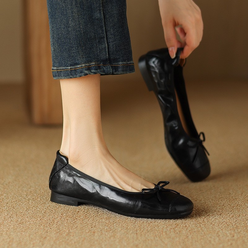 Casual mokasine od mikrovlakna s četvrtastim nosom; niski debeli potpetica 1–3 cm; unutarnja od prasje kože; potplat od teleće tetive; otvor srednje dubine 7–11 cm; ljeto 2024.