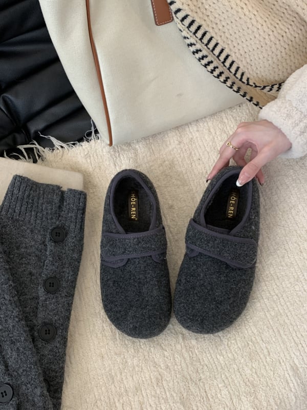 Sieviešu kokvilnas kurpes ar mākslīgu pūka iekšējo apdari, zems papēdis 1-3 cm, apaļš purns, gumijas zole, vienkrāsains raksts