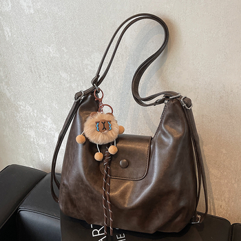 Torba preko ramena - crossbody, PU materijal, horizontalni kvadratni oblik, zatvaranje poklopcem, unutarnji džep sa zatvaračem