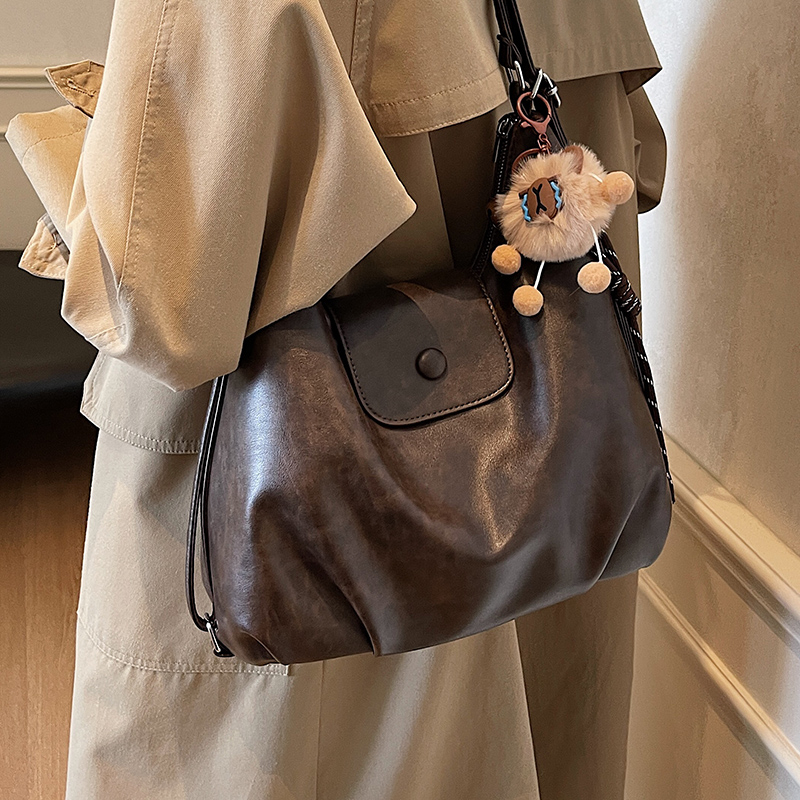 Torba preko ramena - crossbody, PU materijal, horizontalni kvadratni oblik, zatvaranje poklopcem, unutarnji džep sa zatvaračem