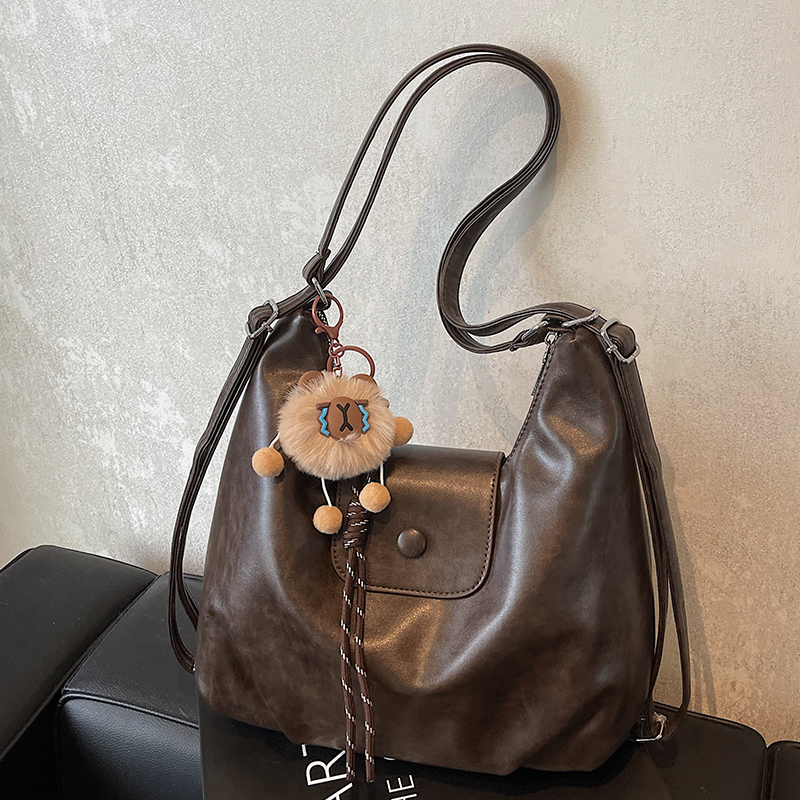 Torba preko ramena - crossbody, PU materijal, horizontalni kvadratni oblik, zatvaranje poklopcem, unutarnji džep sa zatvaračem