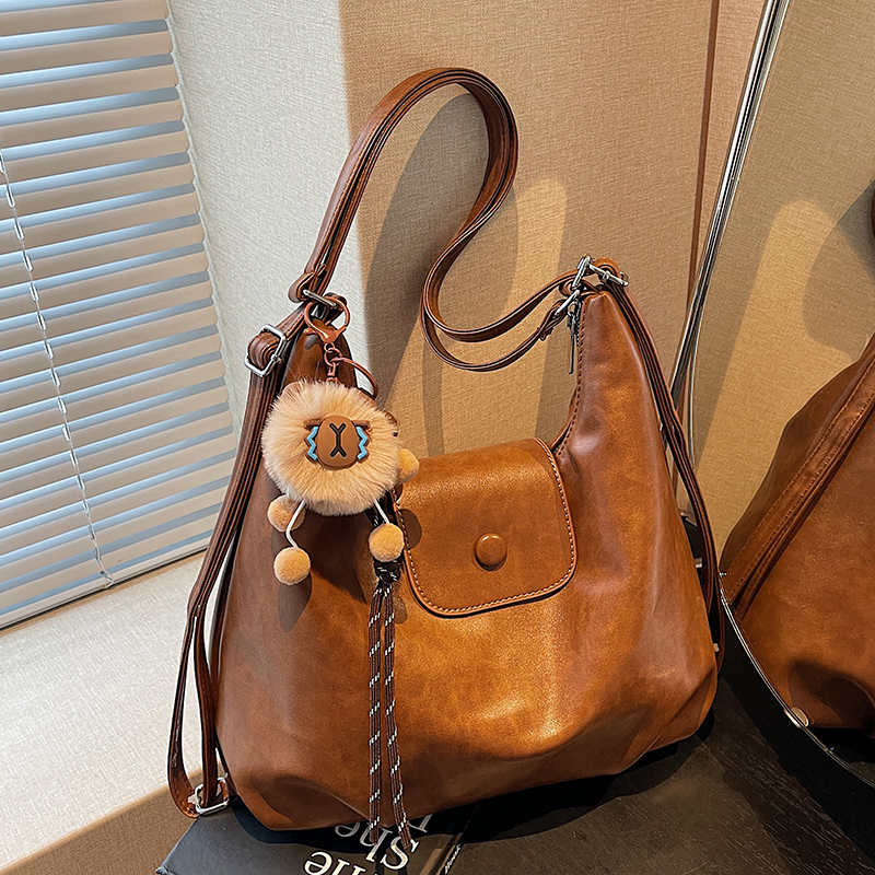 Torba preko ramena - crossbody, PU materijal, horizontalni kvadratni oblik, zatvaranje poklopcem, unutarnji džep sa zatvaračem