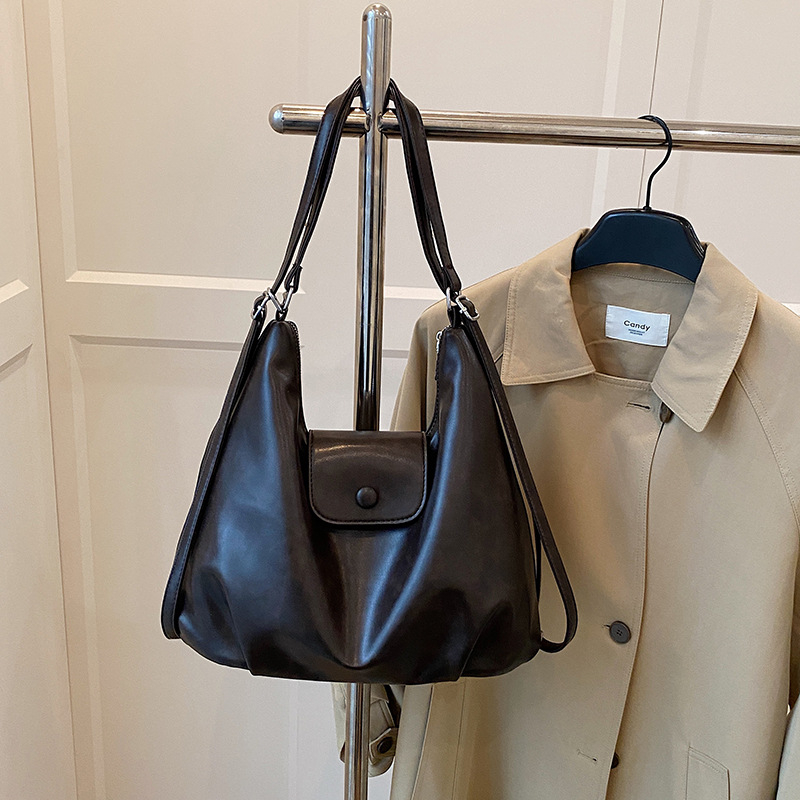Torba preko ramena - crossbody, PU materijal, horizontalni kvadratni oblik, zatvaranje poklopcem, unutarnji džep sa zatvaračem