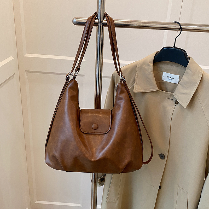 Torba preko ramena - crossbody, PU materijal, horizontalni kvadratni oblik, zatvaranje poklopcem, unutarnji džep sa zatvaračem