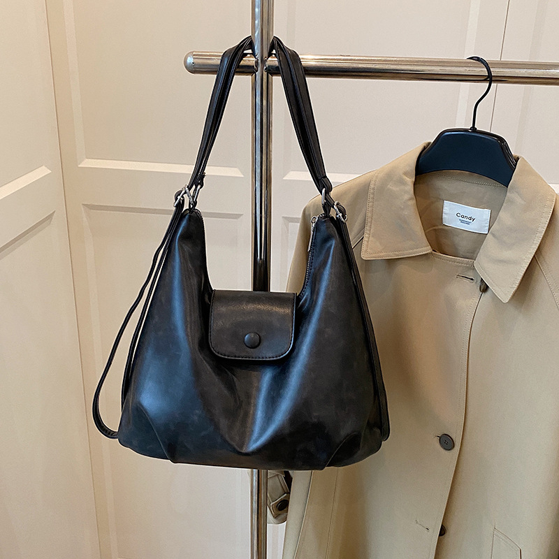 Torba preko ramena - crossbody, PU materijal, horizontalni kvadratni oblik, zatvaranje poklopcem, unutarnji džep sa zatvaračem
