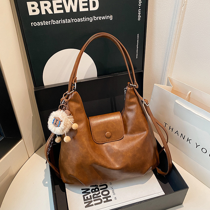 Torba preko ramena - crossbody, PU materijal, horizontalni kvadratni oblik, zatvaranje poklopcem, unutarnji džep sa zatvaračem