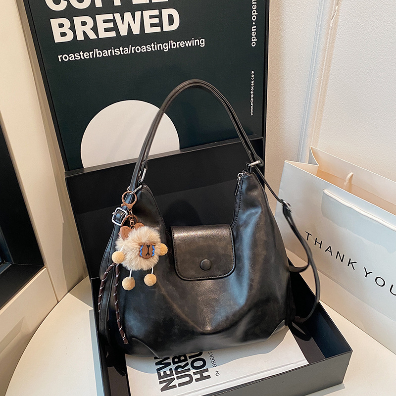 Torba preko ramena - crossbody, PU materijal, horizontalni kvadratni oblik, zatvaranje poklopcem, unutarnji džep sa zatvaračem