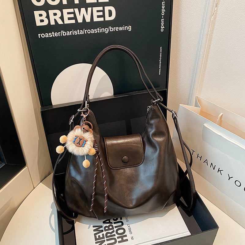 Torba preko ramena - crossbody, PU materijal, horizontalni kvadratni oblik, zatvaranje poklopcem, unutarnji džep sa zatvaračem