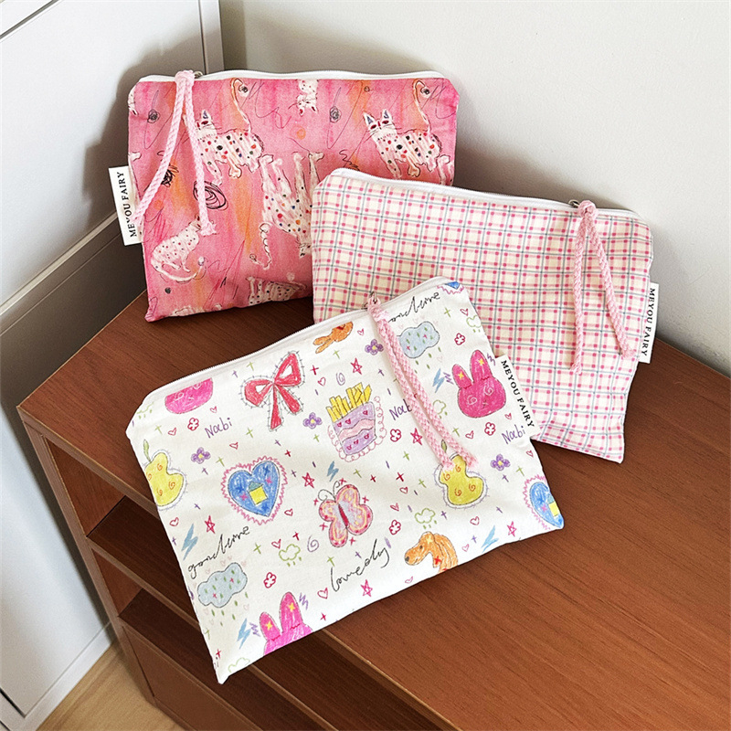 Козметична чанта – унисекс компактна чантичка за козметика, полиестер, подплата канва, животински принт, за съхранение (Унисекс • Полиестер • Канва подплата • Животински принт • Пролет 2025)