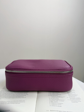 Кожена козметична чанта за пътуване — първи слой телешка кожа, подплата найлон, минималистичен лукс