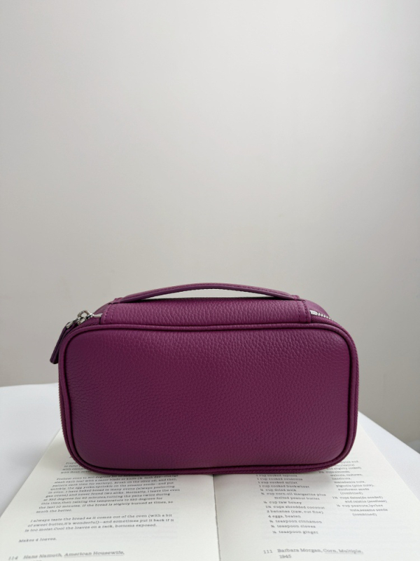 Кожена козметична чанта за пътуване — първи слой телешка кожа, подплата найлон, минималистичен лукс