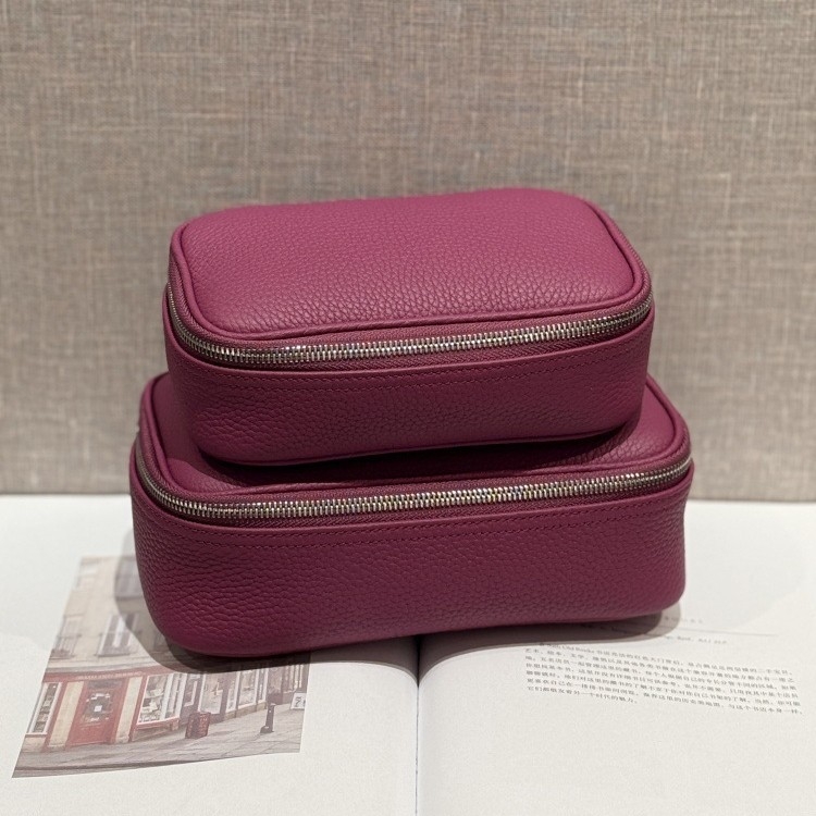 Кожена козметична чанта за пътуване — първи слой телешка кожа, подплата найлон, минималистичен лукс