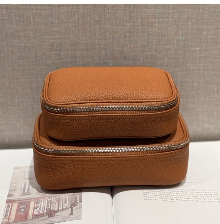 Кожена козметична чанта за пътуване — първи слой телешка кожа, подплата найлон, минималистичен лукс