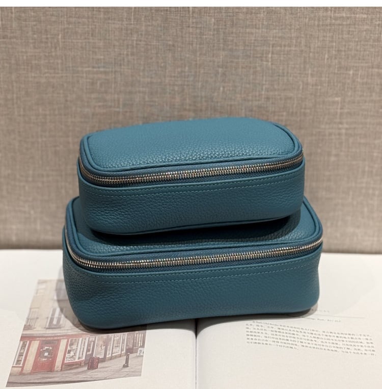 Кожена козметична чанта за пътуване — първи слой телешка кожа, подплата найлон, минималистичен лукс