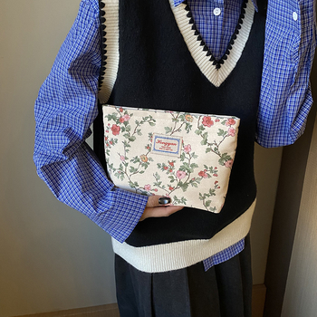 Козметична чанта с ретро флорален дизайн, клъч-стил, градска простота, текстилна външна част и подплата полиестер