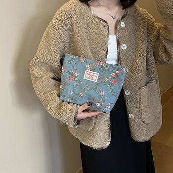 Козметична чанта с ретро флорален дизайн, клъч-стил, градска простота, текстилна външна част и подплата полиестер