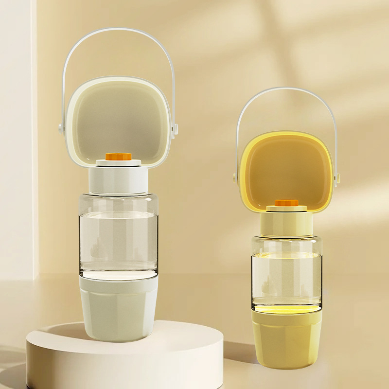 Portatīvā suņu ūdens pudele ar iekļauto krūzi un divfunkcionālu atdalāmo nodalījumu ūdenim un barībai (PP+PC; 50 gab./kaste; Mājas dzīvnieku barošanas rīki)