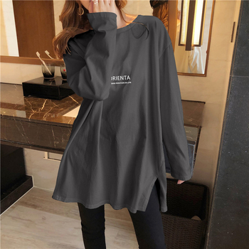 Grūtnieču top ar garām piedurknēm no tīras kokvilnas, apaļā kakla atvere, parastais garums 50–65 cm