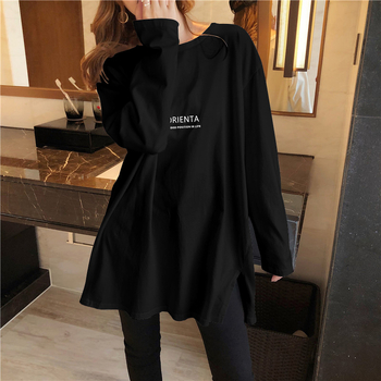 Grūtnieču top ar garām piedurknēm no tīras kokvilnas, apaļā kakla atvere, parastais garums 50–65 cm