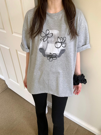 Тениска от памук с флорална щампа, къс ръкав, кръгло деколте, свободна кройка