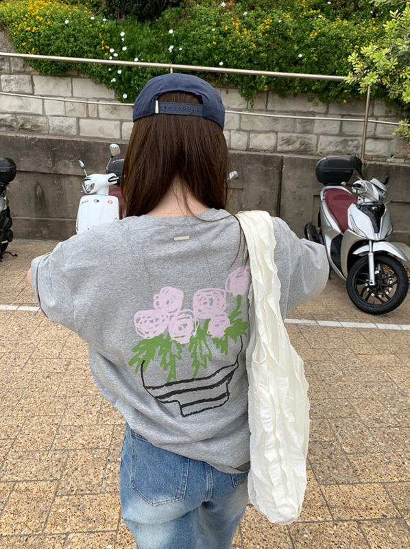 Тениска от памук с флорална щампа, къс ръкав, кръгло деколте, свободна кройка