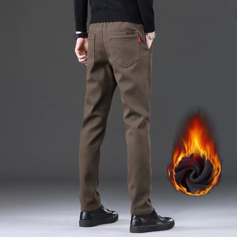 Férfi hétköznapi egyenes szabású nadrág fleece-béléssel, középmagasságú derékkal, övvel és cipzárral