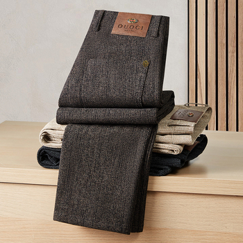 Férfiaknak szóló egyenes szabású casual nadrág gyapjú–gyapot keverékből, fleece béléssel, középmagas derék övvel, cipzáras záródás, mikro-elasztikus anyag