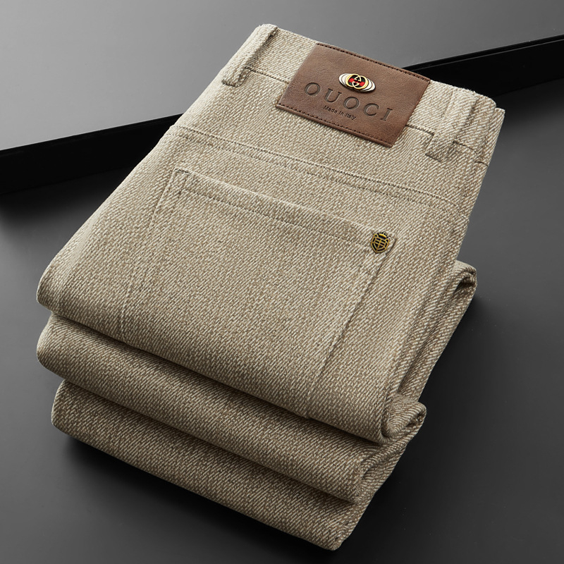 Férfiaknak szóló egyenes szabású casual nadrág gyapjú–gyapot keverékből, fleece béléssel, középmagas derék övvel, cipzáras záródás, mikro-elasztikus anyag