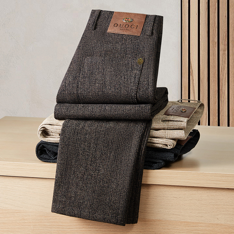 Férfiaknak szóló egyenes szabású casual nadrág gyapjú–gyapot keverékből, fleece béléssel, középmagas derék övvel, cipzáras záródás, mikro-elasztikus anyag