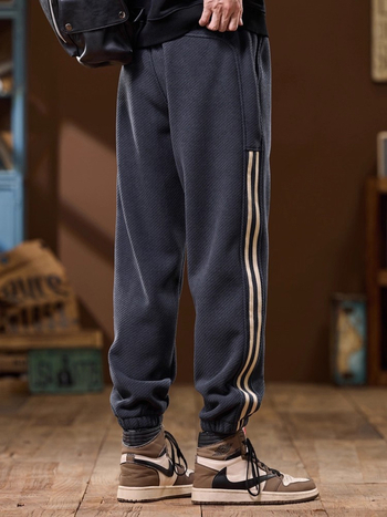 Férfi sportnadrág fleece-belelt poliészterből, laza szabás, középső derék, kötős zár, téli viselet