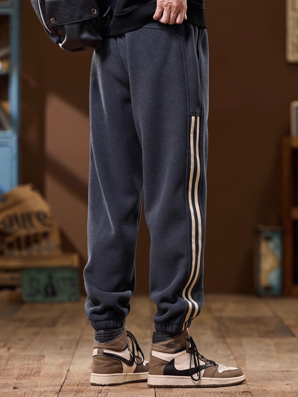 Férfi sportnadrág fleece-belelt poliészterből, laza szabás, középső derék, kötős zár, téli viselet