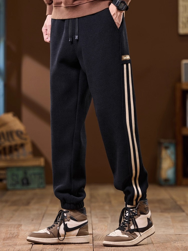 Férfi sportnadrág fleece-belelt poliészterből, laza szabás, középső derék, kötős zár, téli viselet