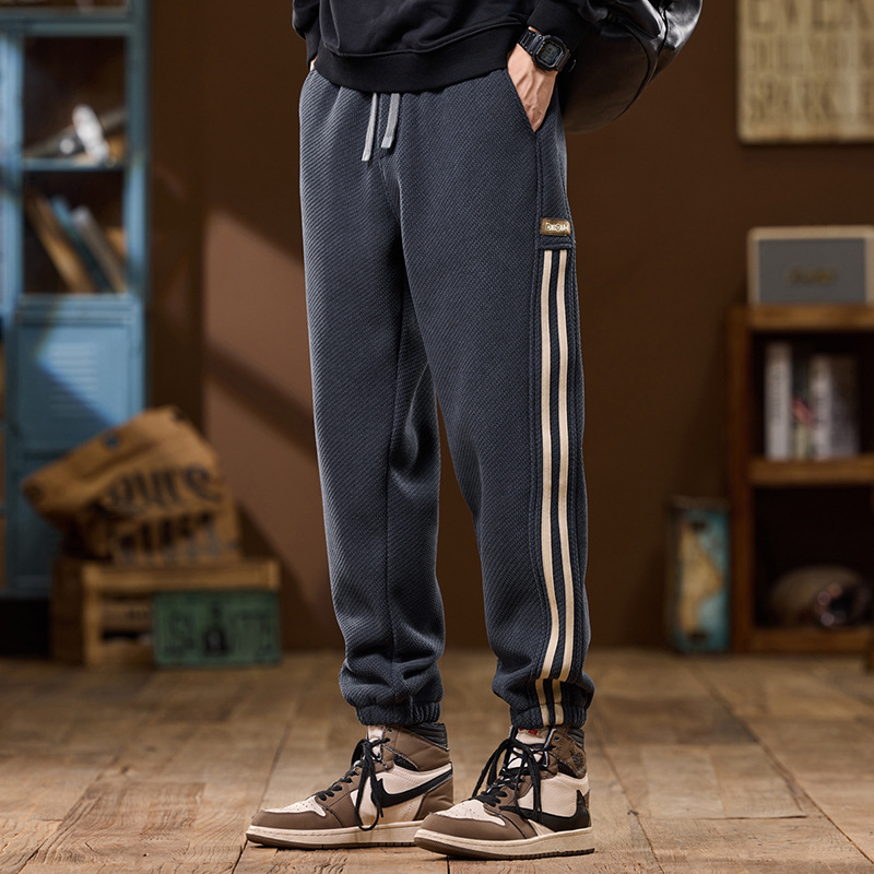 Férfi sportnadrág fleece-belelt poliészterből, laza szabás, középső derék, kötős zár, téli viselet