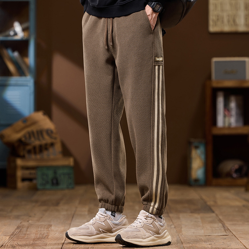 Férfi sportnadrág fleece-belelt poliészterből, laza szabás, középső derék, kötős zár, téli viselet