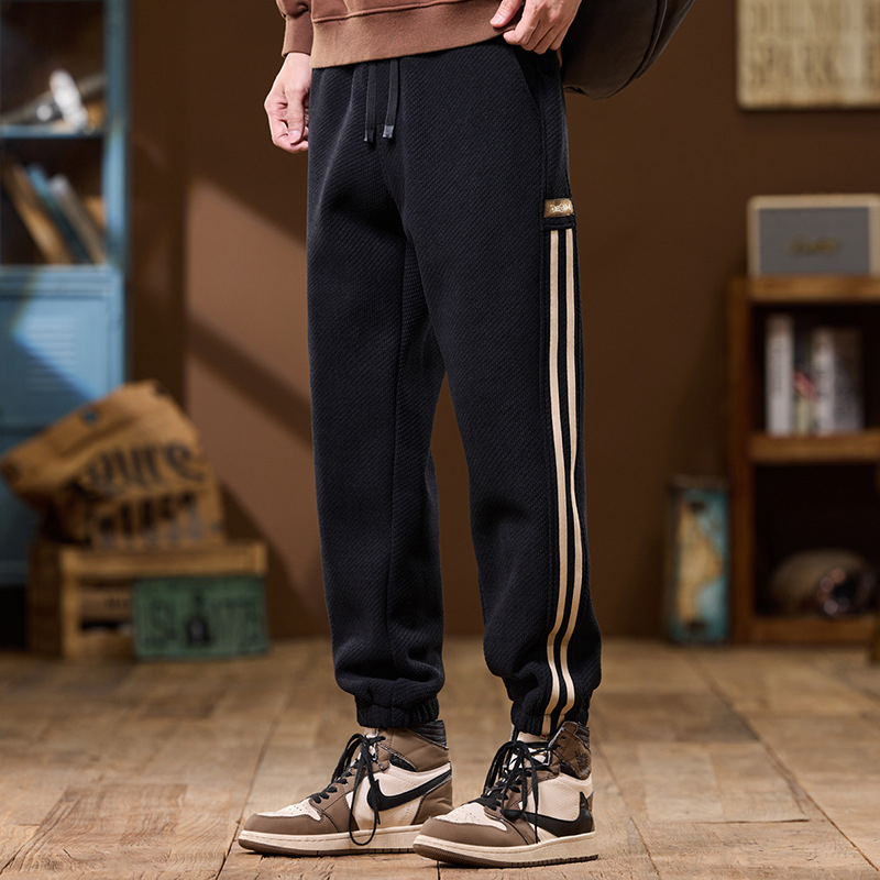 Férfi sportnadrág fleece-belelt poliészterből, laza szabás, középső derék, kötős zár, téli viselet