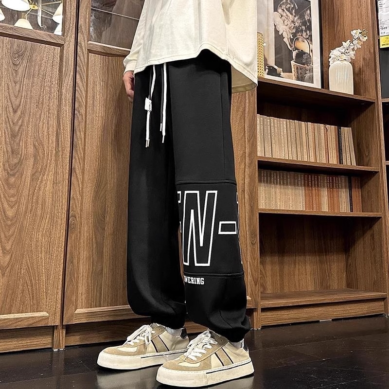 Férfi fleece‑szálas sportnadrág laza szabás, középső derék, húzózsinóros zárás, bokához illeszkedő mandzsetta, poliészter keverék