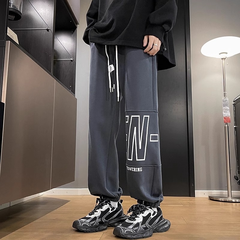 Férfi fleece‑szálas sportnadrág laza szabás, középső derék, húzózsinóros zárás, bokához illeszkedő mandzsetta, poliészter keverék