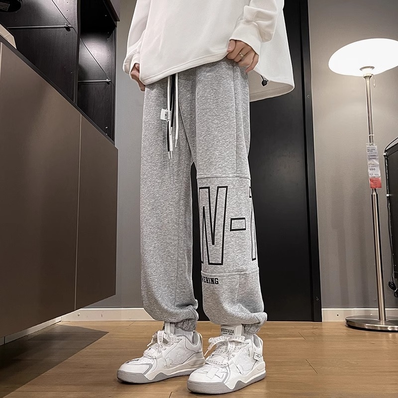 Férfi fleece‑szálas sportnadrág laza szabás, középső derék, húzózsinóros zárás, bokához illeszkedő mandzsetta, poliészter keverék