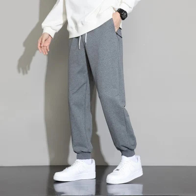 Férfi sportos nadrág, laza szabású, középmagas derekú, kötős zárás és öv, fleece pamut anyag