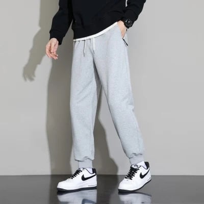 Férfi sportos nadrág, laza szabású, középmagas derekú, kötős zárás és öv, fleece pamut anyag